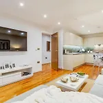 Modern 2-Bed, 2-Bath, Clapham Junction, Parking Spot Included
