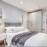 Modern 2-Bed, 2-Bath, Clapham Junction, Parking Spot Included