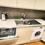 Modern 2-Bed, 2-Bath, Clapham Junction, Parking Spot Included