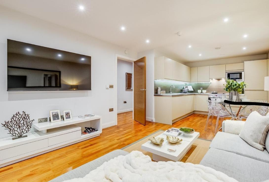 Appartamento Modern 2-bed, 2-bath, Clapham Junction, Parking Spot Included Londra
