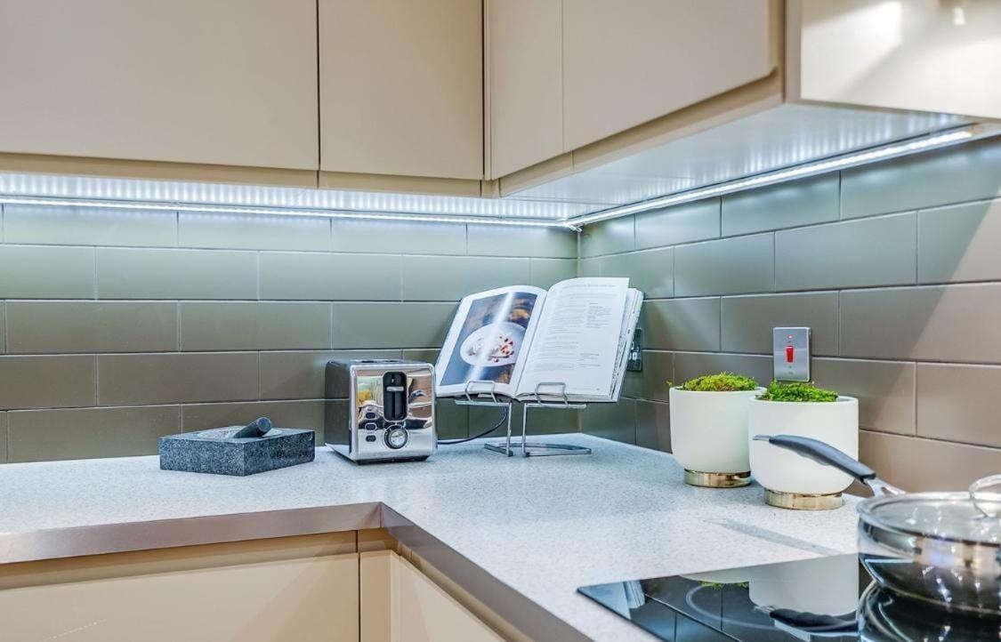 Modern 2-bed, 2-bath, Clapham Junction, Parking Spot Included Appartamento *