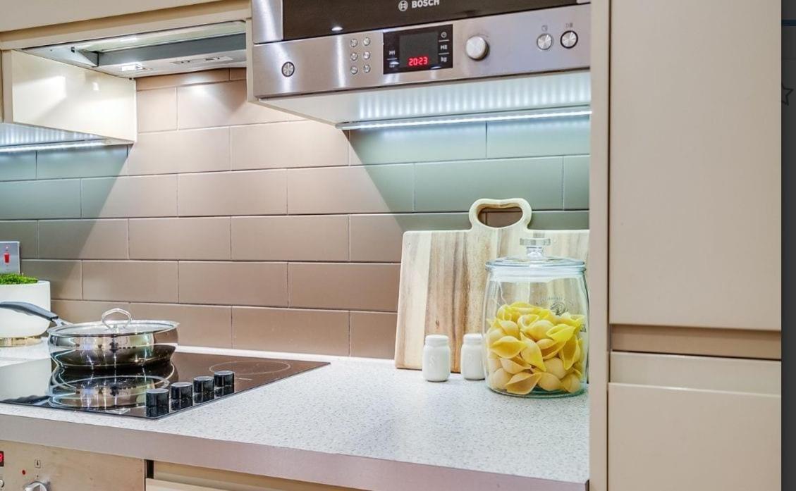 Modern 2-bed, 2-bath, Clapham Junction, Parking Spot Included Appartamento Londra