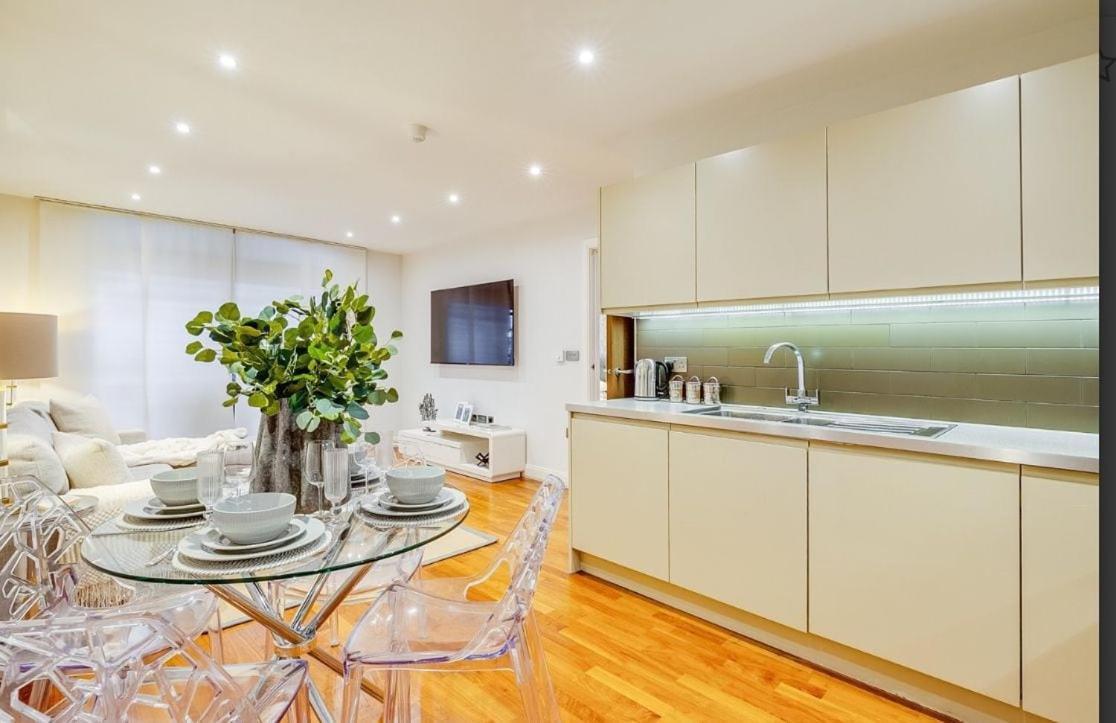 Modern 2-bed, 2-bath, Clapham Junction, Parking Spot Included * Londra