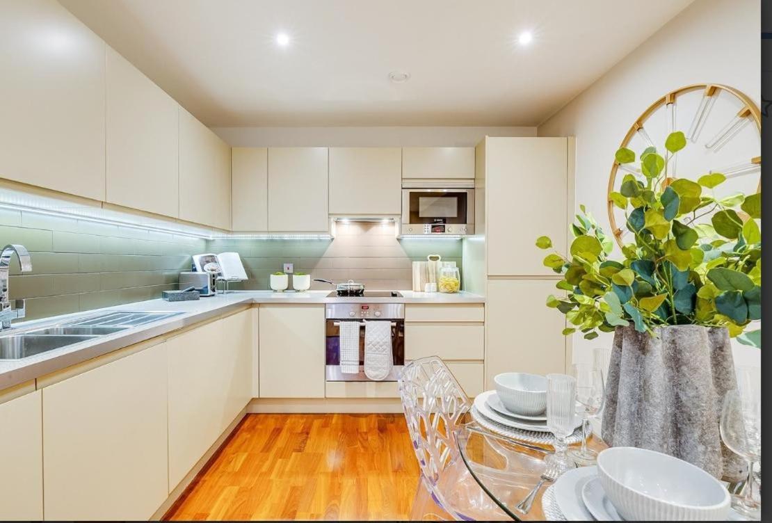 Modern 2-bed, 2-bath, Clapham Junction, Parking Spot Included