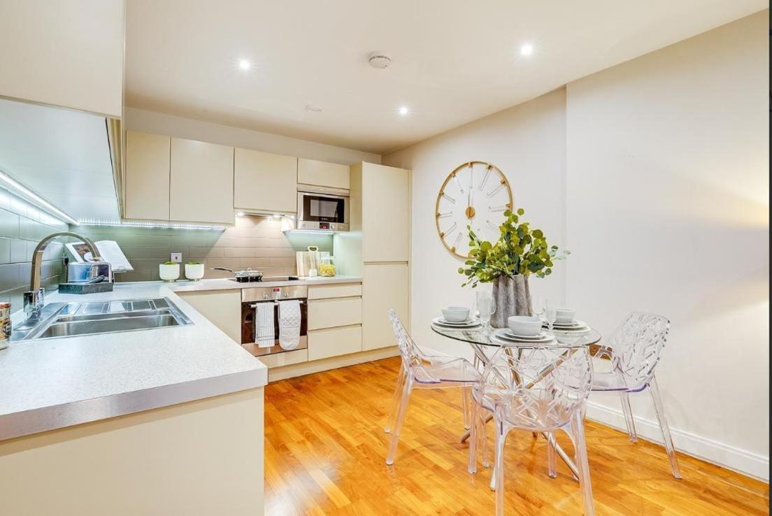 Appartamento Modern 2-bed, 2-bath, Clapham Junction, Parking Spot Included Londra