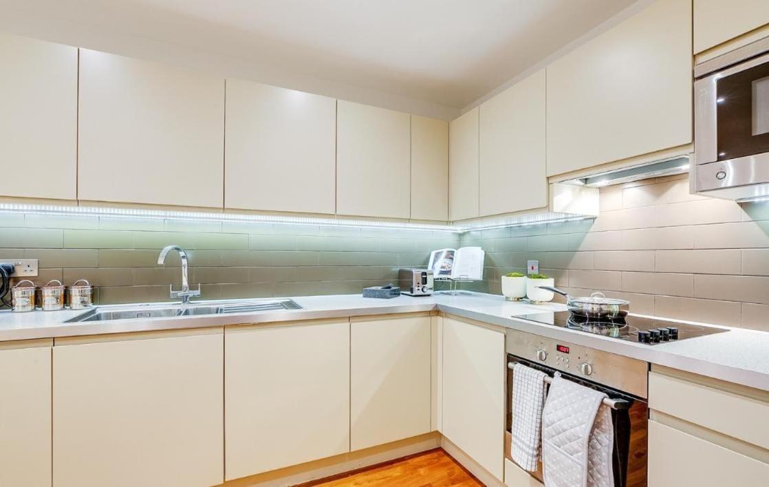 Appartamento Modern 2-bed, 2-bath, Clapham Junction, Parking Spot Included Londra