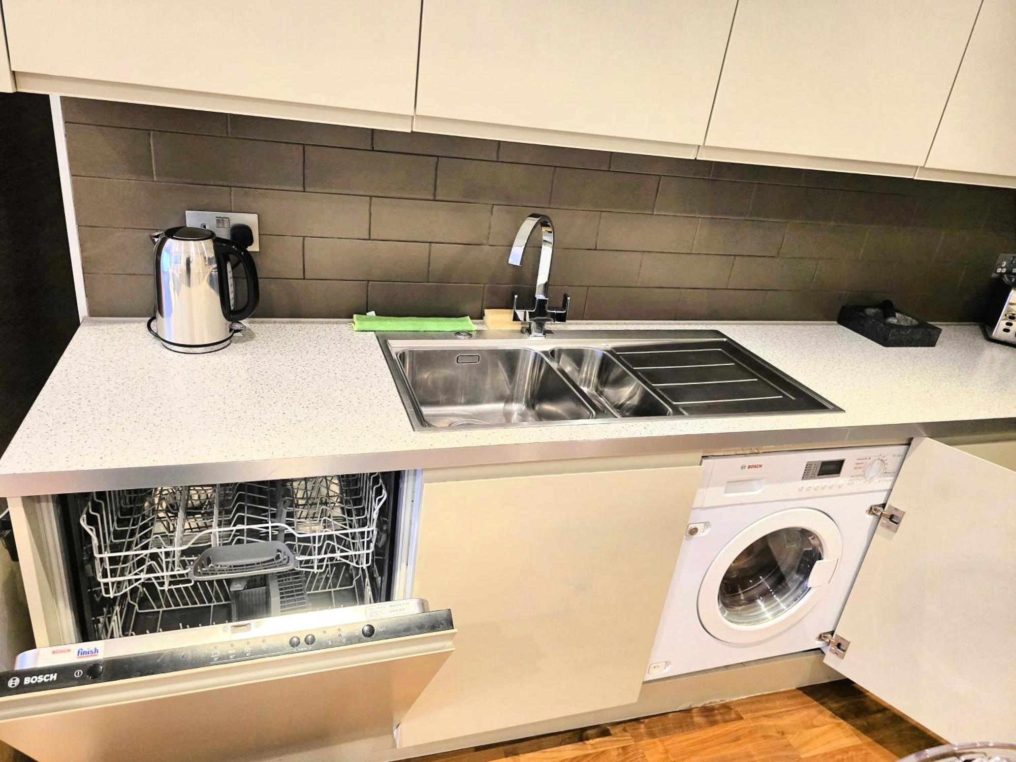 Modern 2-bed, 2-bath, Clapham Junction, Parking Spot Included Appartamento Londra