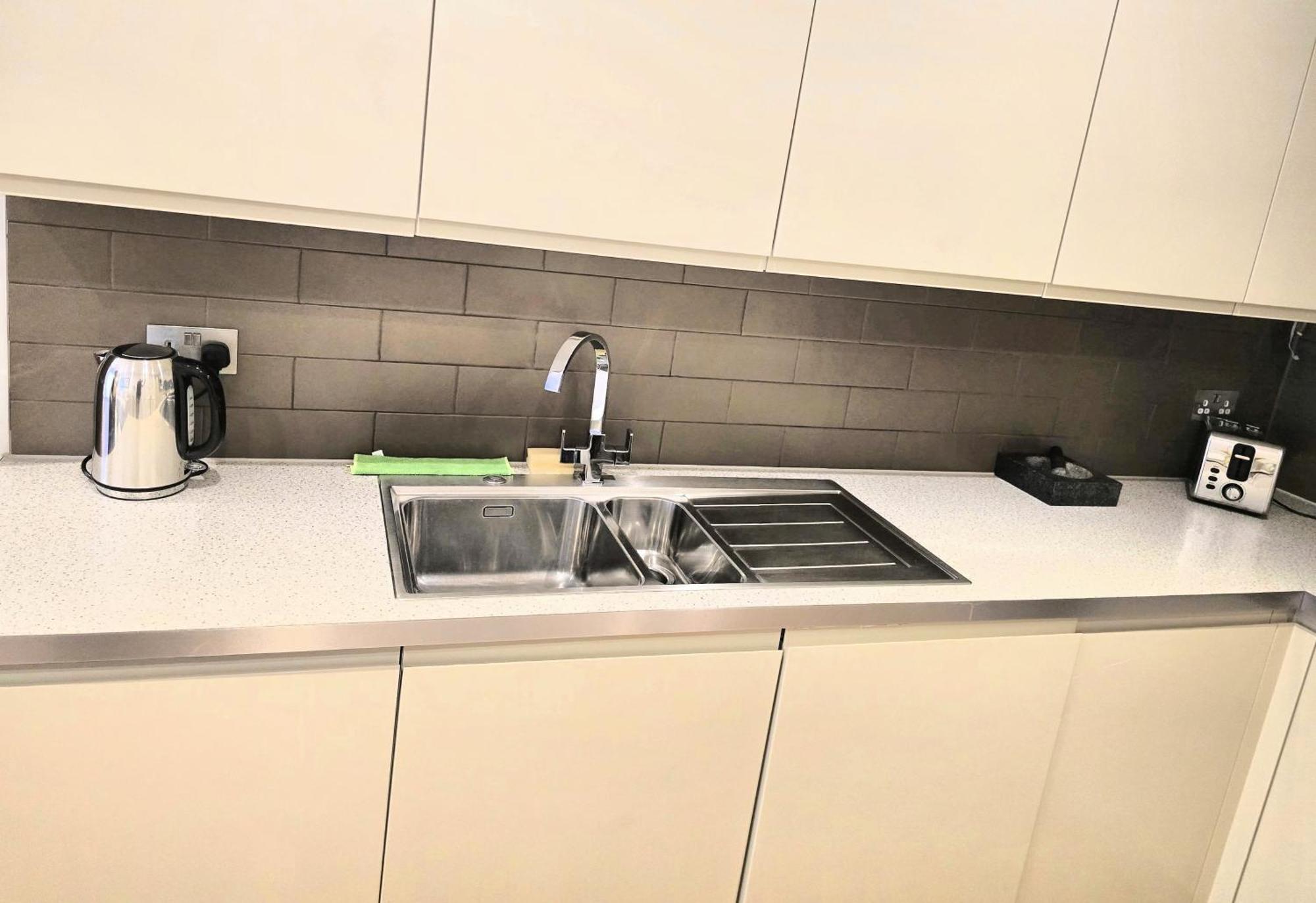 Modern 2-bed, 2-bath, Clapham Junction, Parking Spot Included